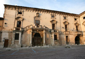 http://www.meteoweb.eu/wp-content/uploads/2016/04/palazzo-ardinghelli.jpg
